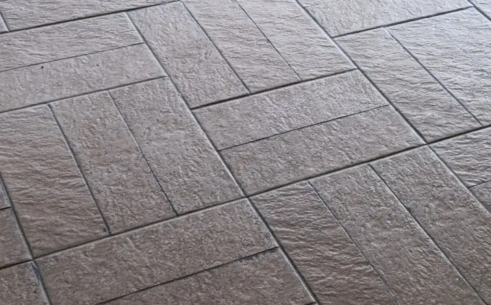 Hormigón impreso con molde de losa rectangular en tono gris arena en Huelva