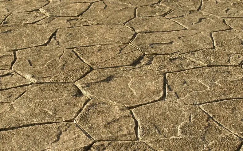 Hormigón impreso con molde de piedra hexagonal en color tierra en Huelva